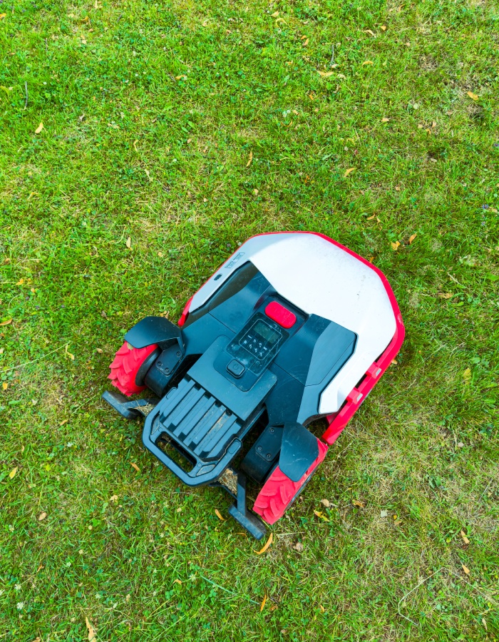 Robot tondeuse autonome en fonctionnement sur gazon vert